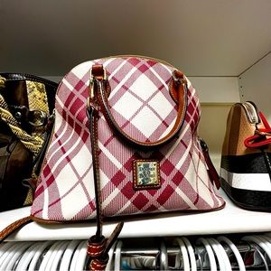 Purse red and white y excellent condition-Dooney and Bourke